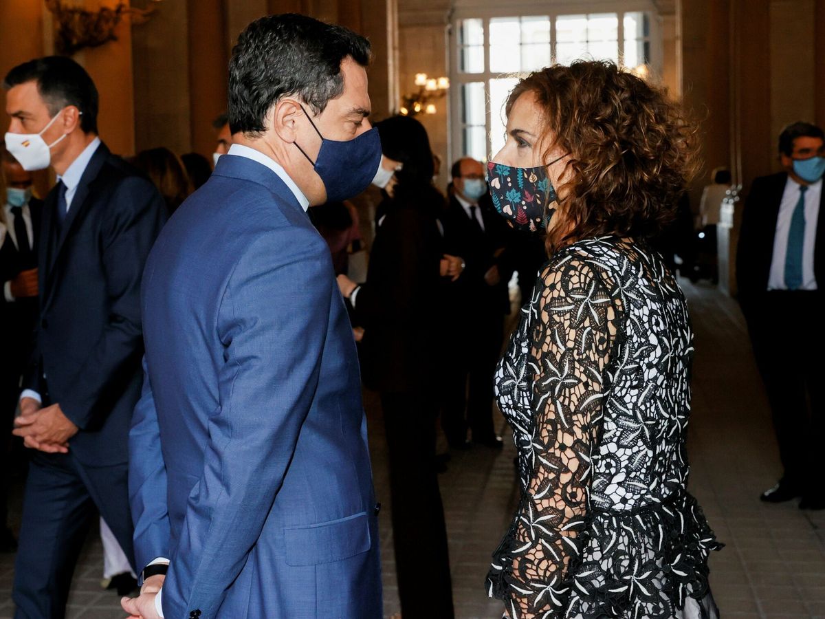 Foto: El presidente de Andalucía, Juanma Moreno, conversa con la ministra de Hacienda, María Jesús Montero. (EFE/Ballesteros)