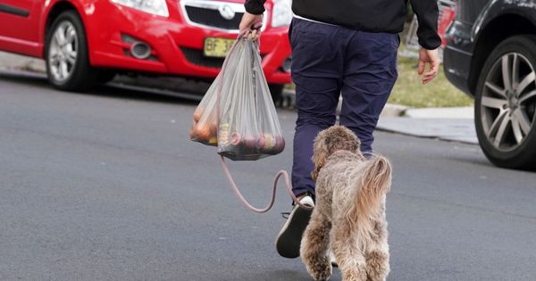 Foto: Un cliente australiano sale de un establecimiento con una bolsa de plástico. (EFE)