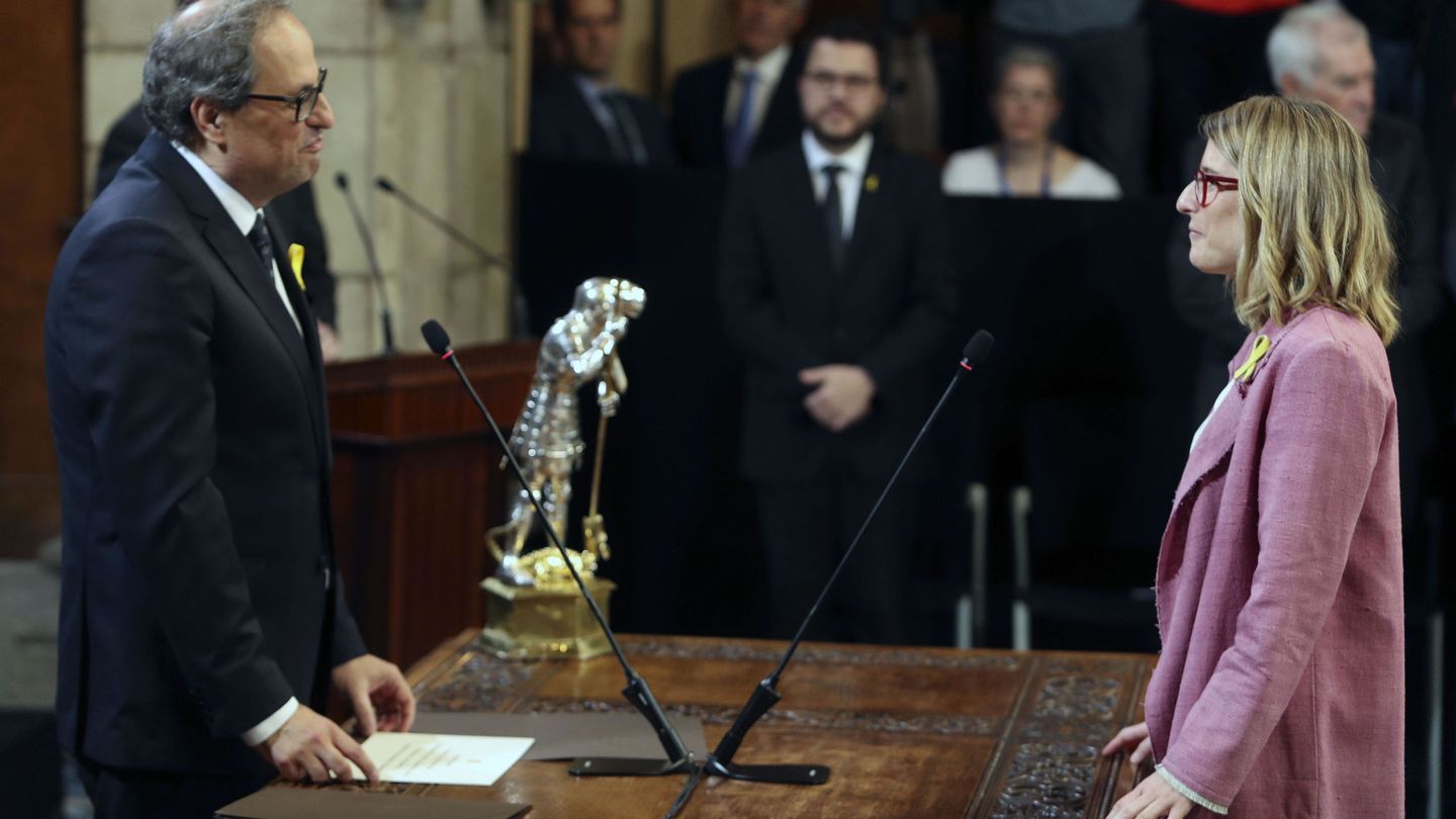 La nueva consellera de Presidencia, Elsa Artadi, promete su cargo ante el presidente de la Generalitat, Quim Torra. (EFE)