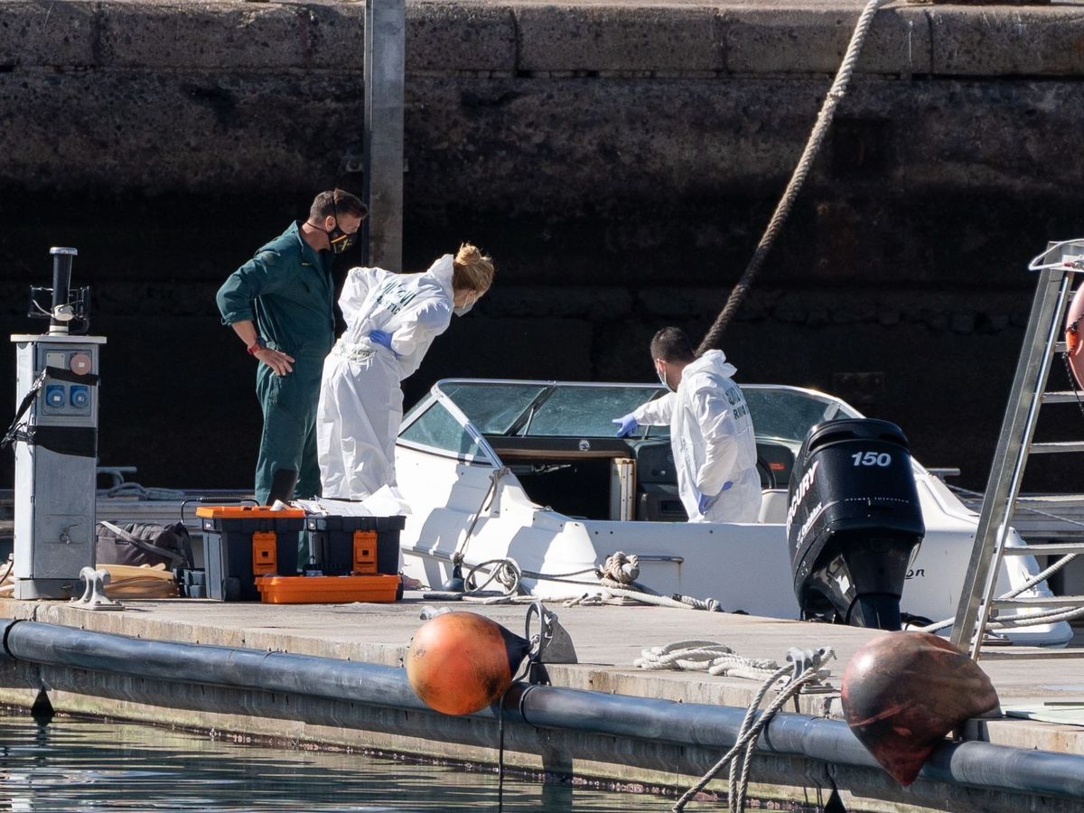 Foto: La Policía Científica analiza una embarcación en la base de la Guardia Civil de la dársena pesquera de Santa Cruz de Tenerife, propiedad, al parecer, de Tomás. (EFE)