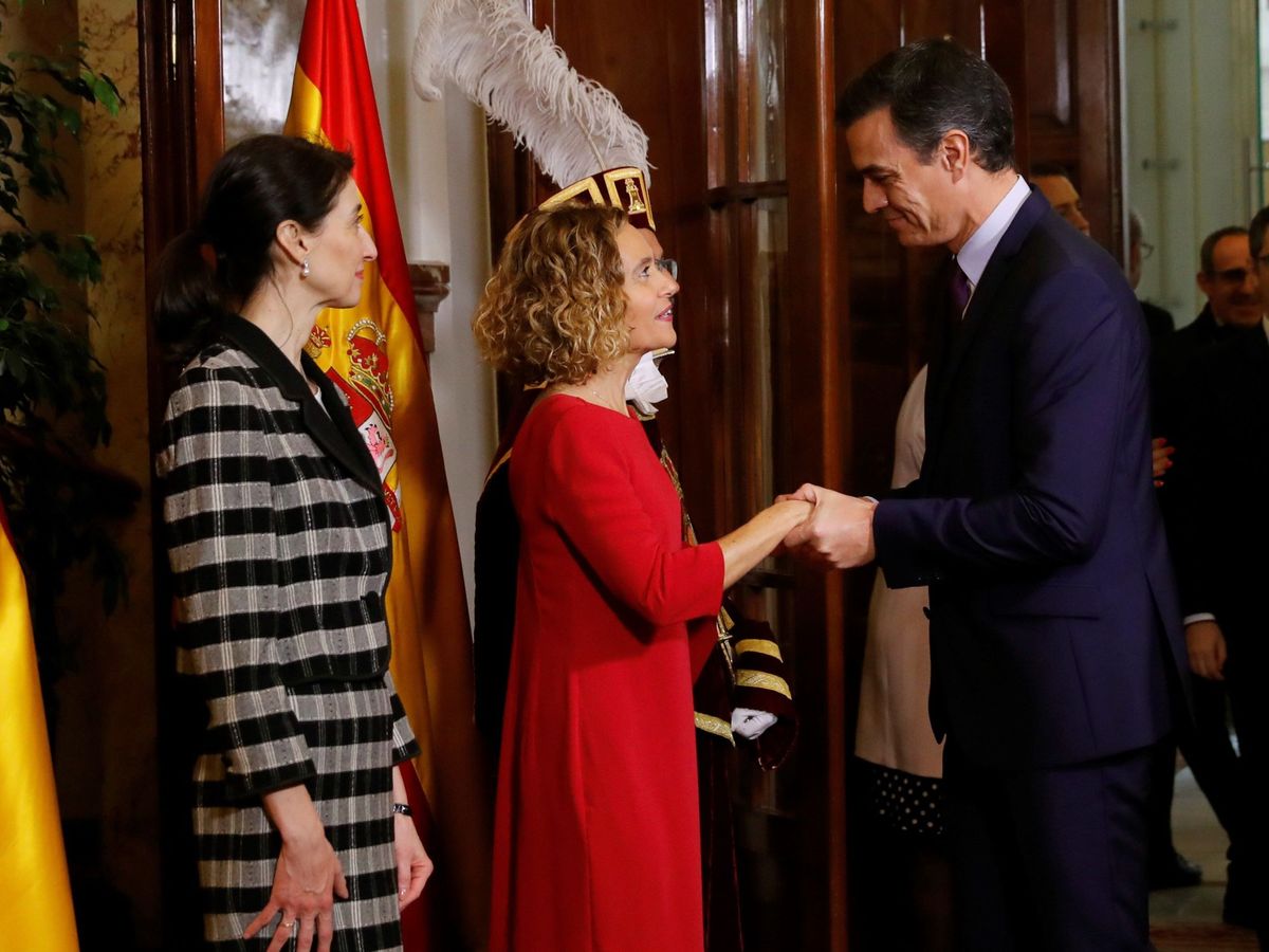 Foto: Pedro Sánchez saluda a las presidentas de Congreso y Senado, Meritxell Batet y Pilar Llop, este 6 de diciembre en la Cámara Baja. (EFE)