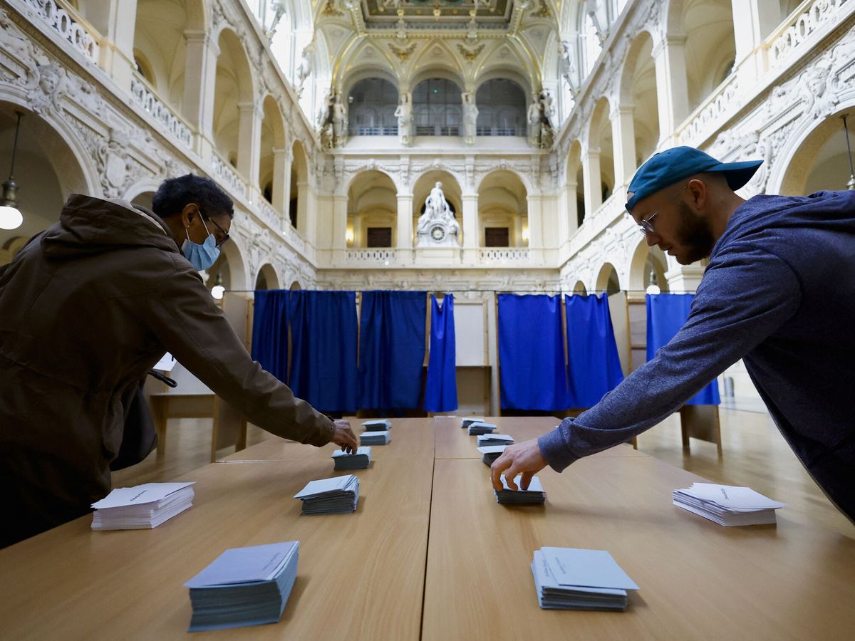 Foto: Colegio electoral en Lyon (Francia). (Reuters/Stephane Mahe)