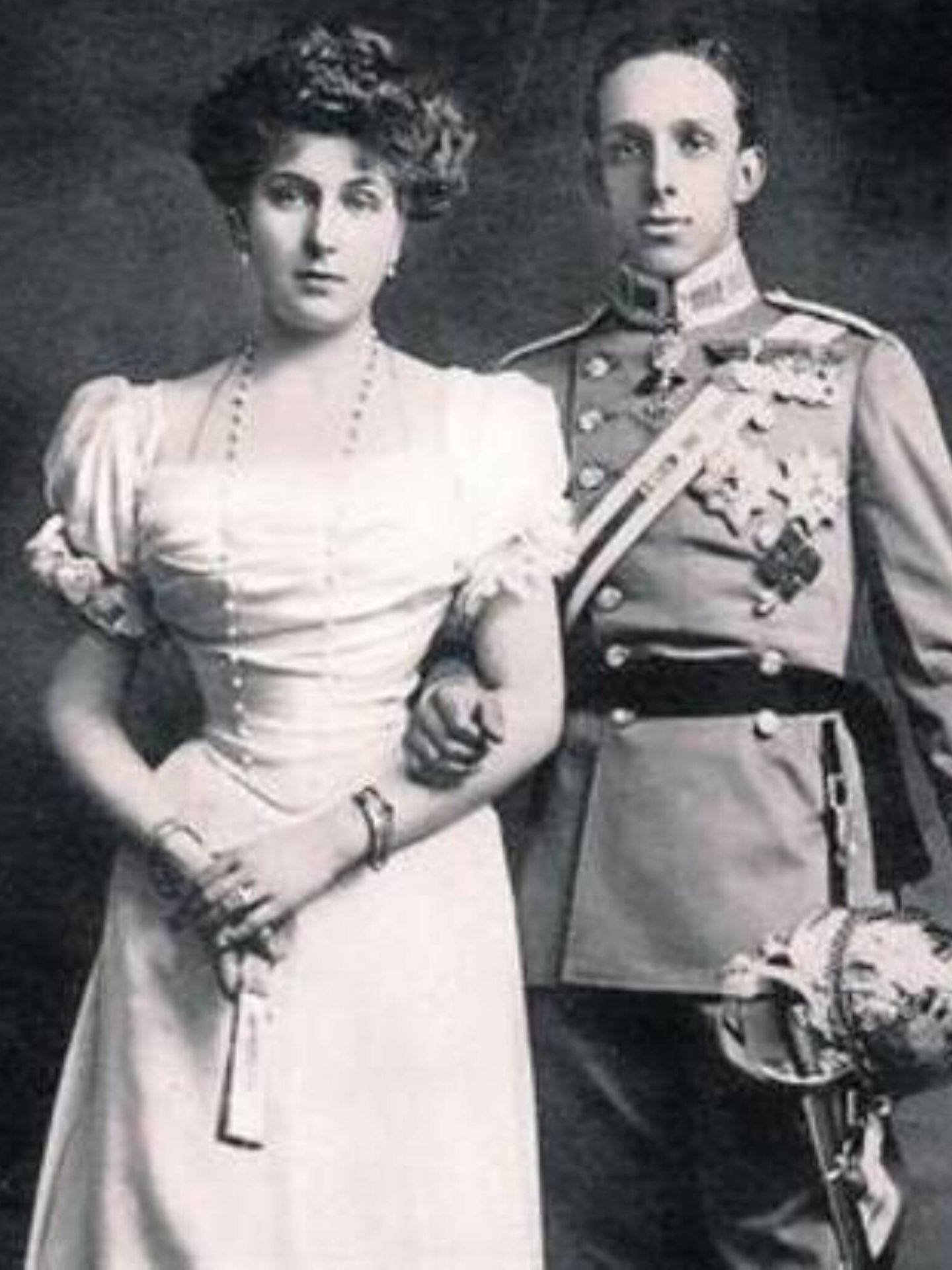 Rey Alfonso XIII junto a la reina Victoria Eugenia. (EFE)