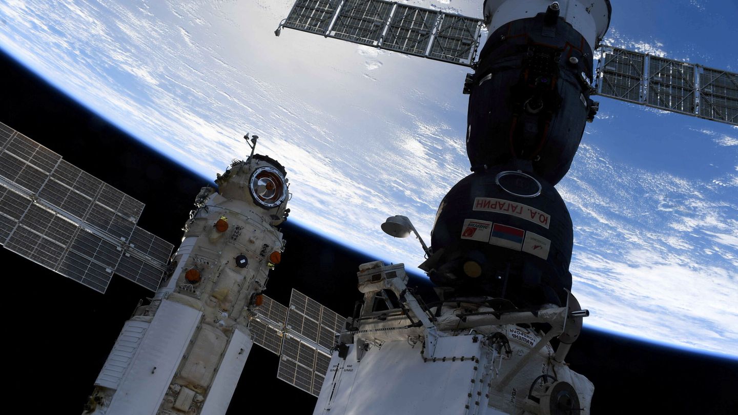 El módulo Nauka (en segundo plano) que puso a la estación espacial internacional en estado de emergencia. (Roscosmos)