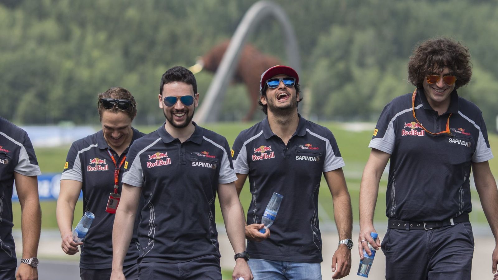 Foto: Carlos Sainz junto a su equipo, este jueves, en el Red Bull Ring.