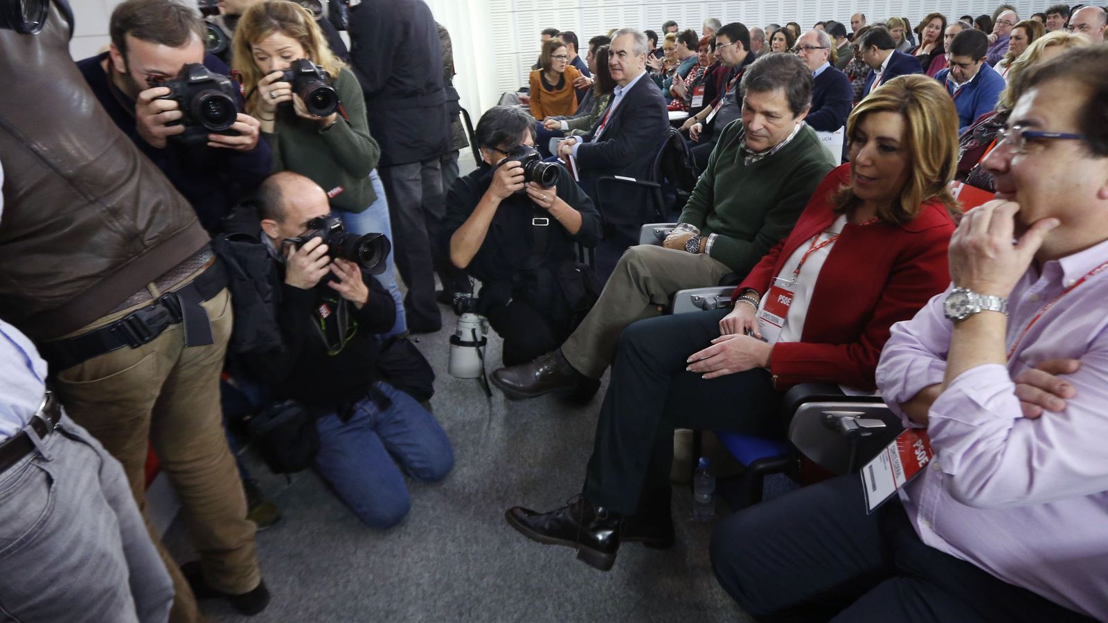 Foto: Susana Díaz, con Javier Fernández y Guillermo Fernández Vara, este sábado minutos antes del comienzo del comité federal del PSOE. (EFE)
