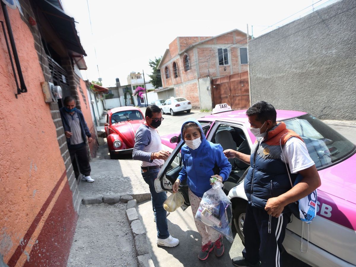 Foto: María de los Ángeles González llega a su hogar el 1 de junio, después de permanecer por mas de 20 días internada por covid. (EFE)