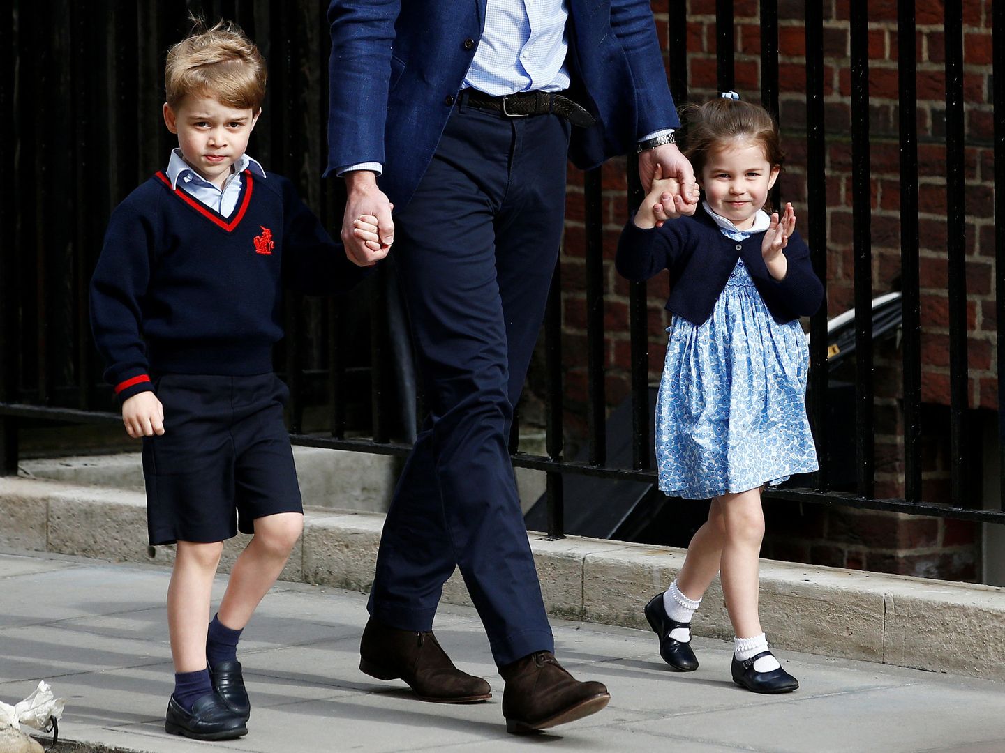 Los príncipes George y Charlotte visitando a su hermano Louis. (Reuters)