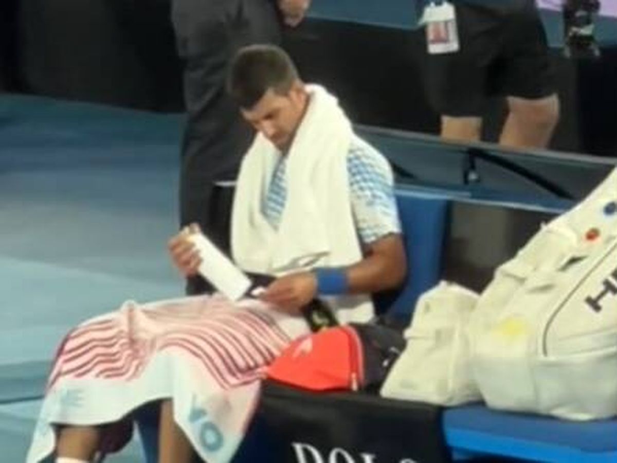 Foto: El misterioso mensaje que le pasaron a Djokovic en una botella en pleno partido del Open de Australia (TikTok)