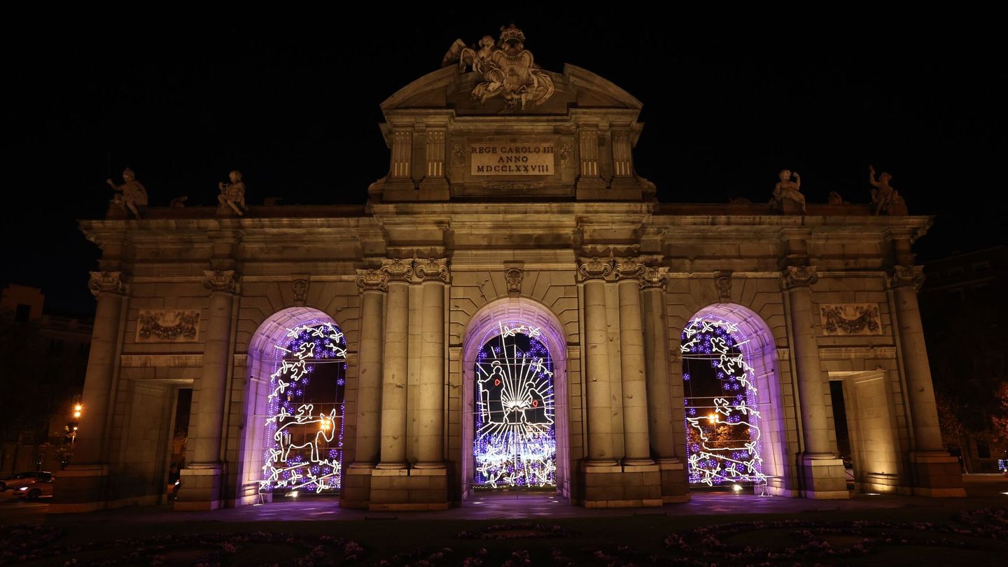 La decoración navideña de la Puerta de Alcalá (Efe)