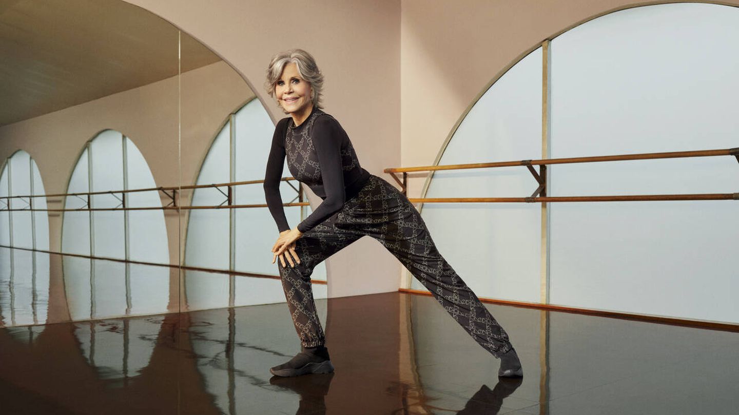 Jane Fonda, luciendo un conjunto de la nueva colección de H&M Move Monogram. (H&M/Cortesía)