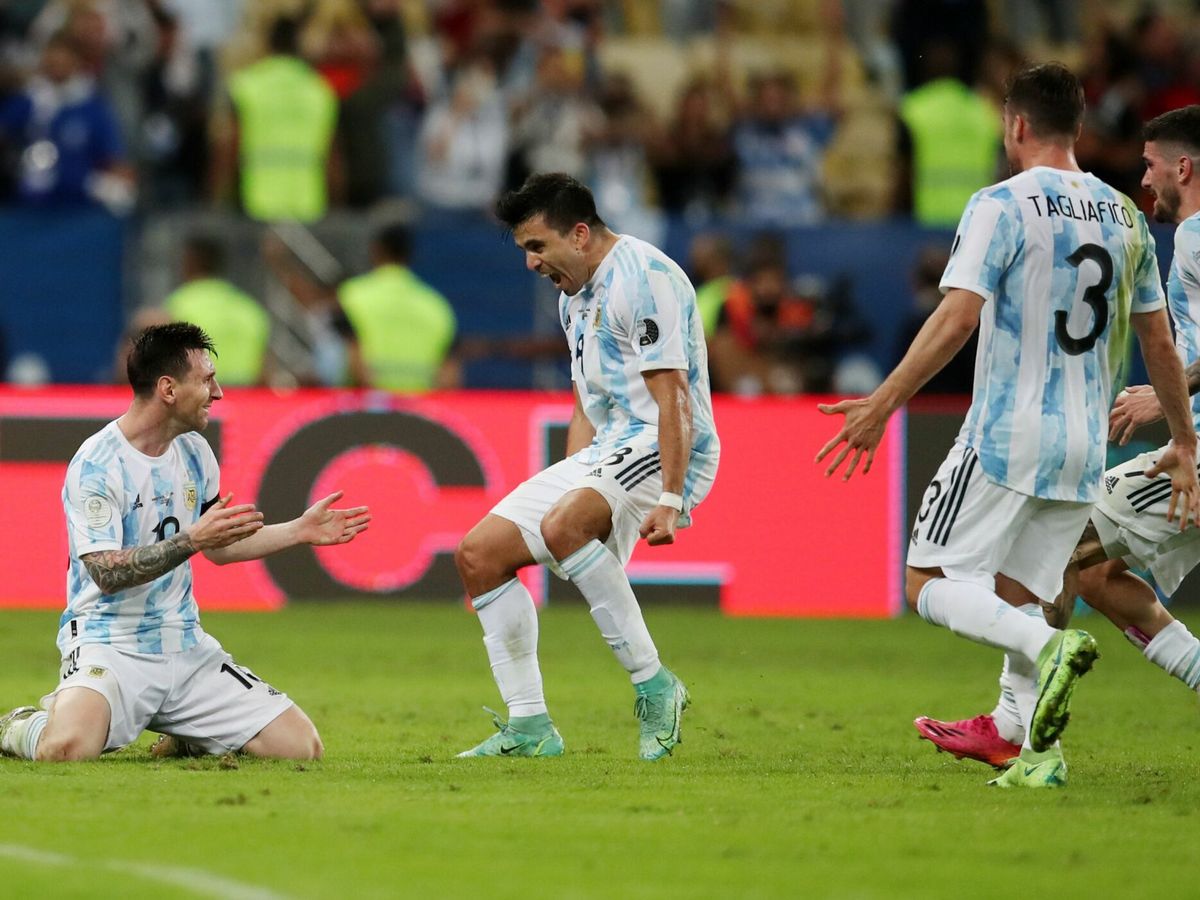 Foto: Los jugadores argentinos celebran la victoria. (Reuters)