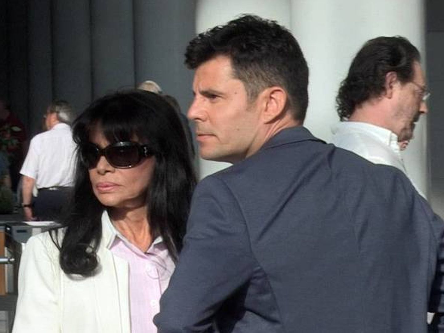 Javier Sánchez Santos y su madre, María Edite, a su llegada al juzgado. (EFE)