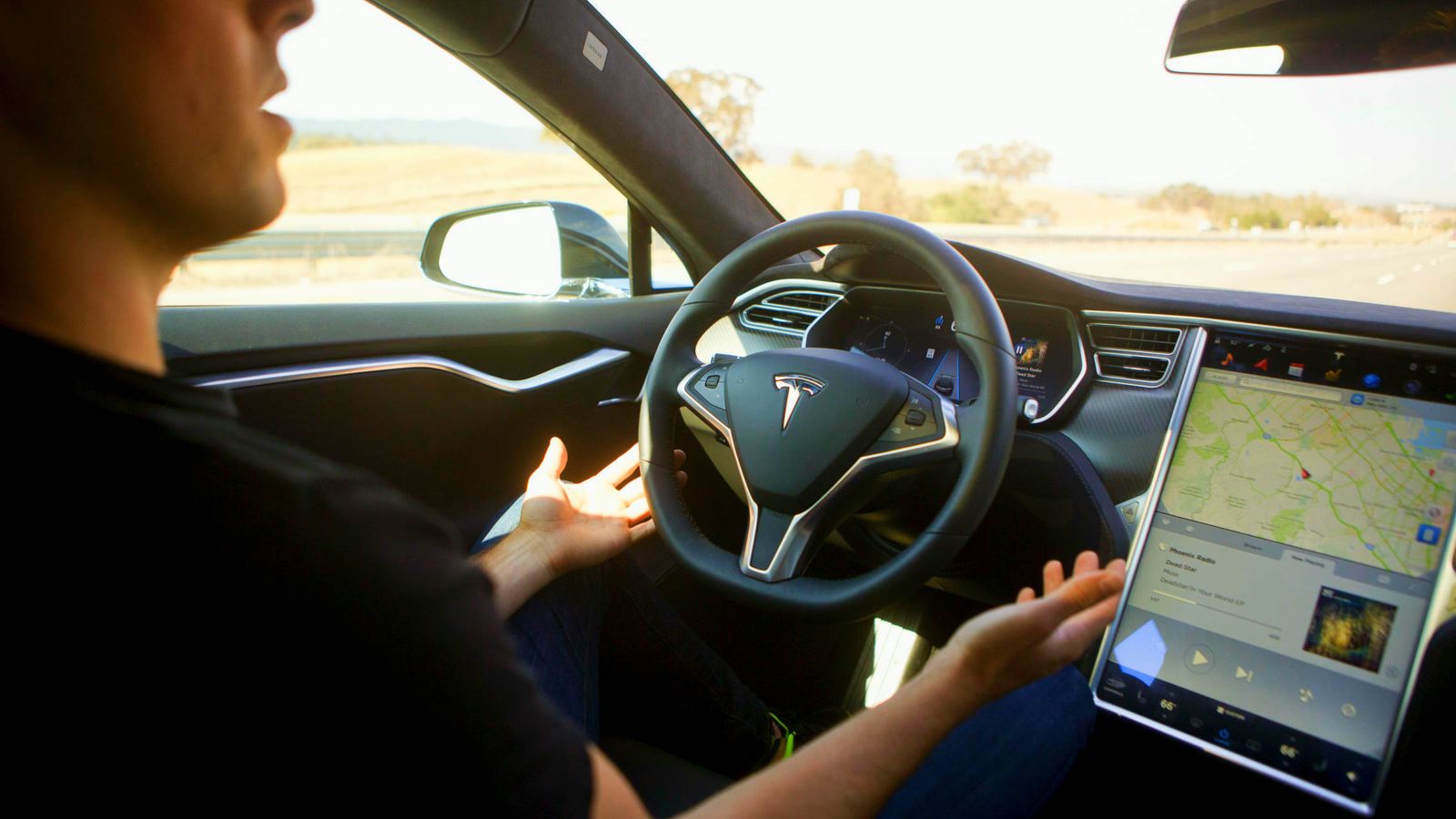 Foto: Un conductor prueba la función de piloto automático en un Tesla Model S. (Foto: Reuters)