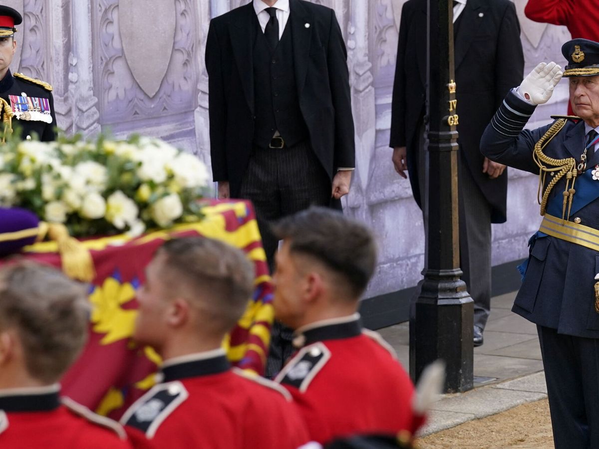 Foto: El rey Carlos III saluda el féretro de su madre, la reina Isabel II. (Reuters/Pool/Danny Lawson)