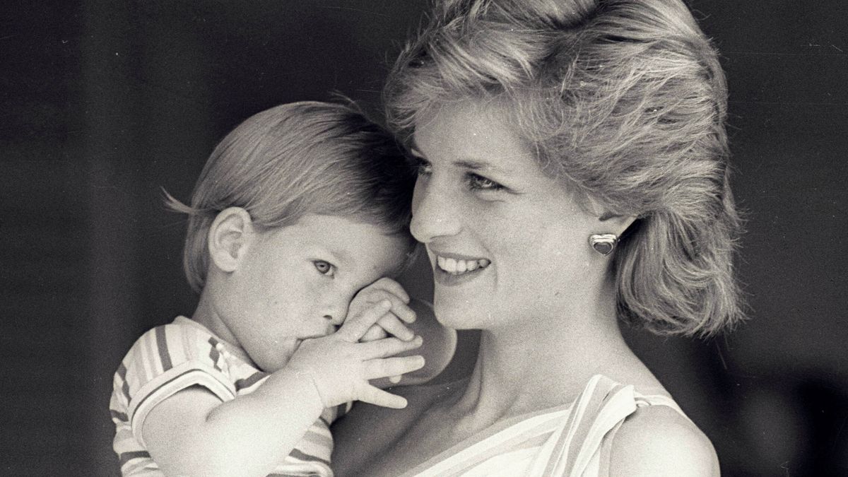 El tierno video viral de la princesa Diana con un travieso príncipe Harry 
