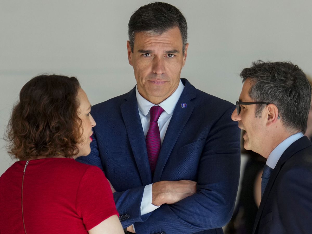 Foto: El presidente del Gobierno en funciones, Pedro Sánchez (c), junto al ministro de la Presidencia en funciones, Félix Bolaños (d). (EFE/Borja Sánchez-Trillo)