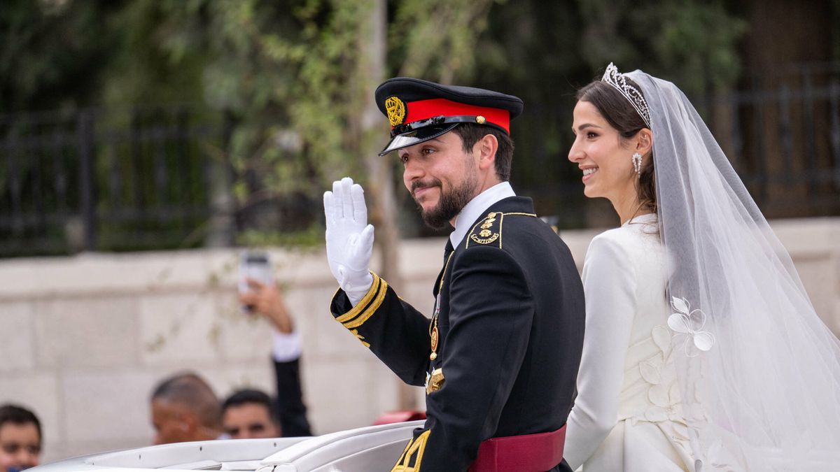 Dos vestidos de novia de alta costura, zapatos planos y una tiara con mensaje: los secretos de estilo de Rajwa de Jordania en su boda