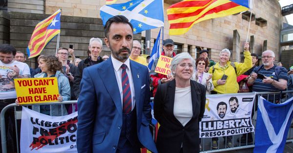 Foto: La 'exconsellera' de la Generalitat Clara Ponsatí, a su salida del tribunal de Edimburgo. (EFE)