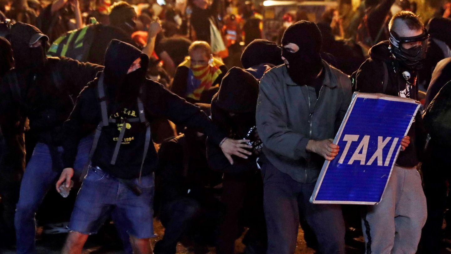 Manifestantes durante los altercados que se han producido este viernes en Barcelona. (EFE)