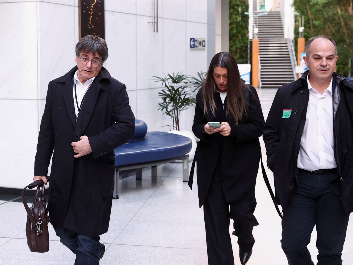Foto: Puigdemont junto a su equipo saliendo de sus oficinas en el Parlamento europeo. (Reuters/Ives Herman)