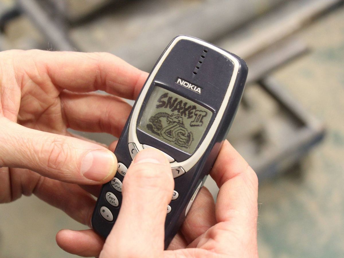 Foto: Un usuario utiliza el mítico Nokia 3310, presentado hace 23 años.