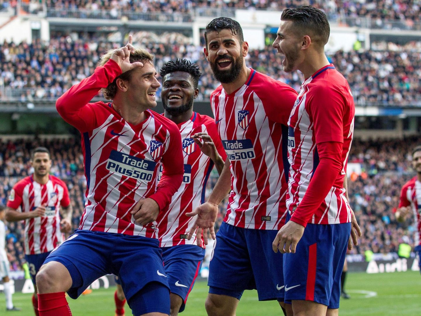 La celebración de Antoine Griezmann, autor del gol del Atlético en el derbi contra el Real Madrid. (EFE)