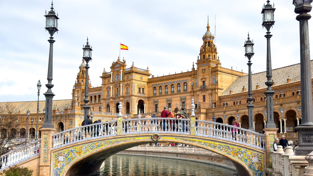 El Ayuntamiento de Sevilla plantea al Gobierno cerrar la plaza de España y cobrar una entrada a los turistas