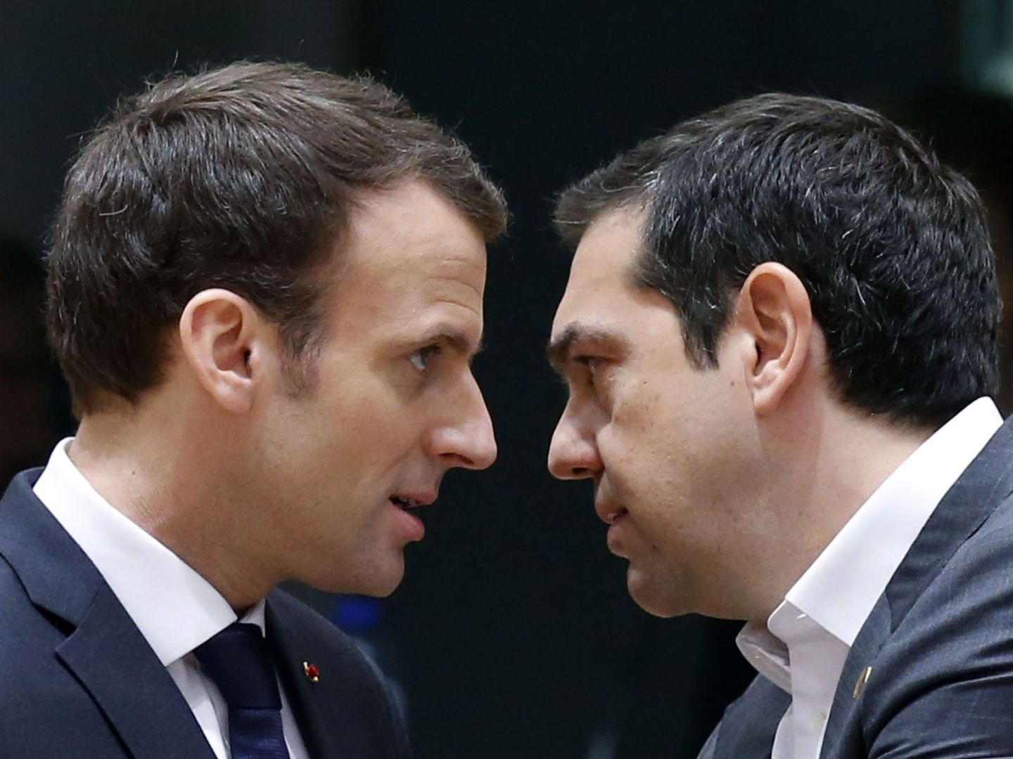 Macron y Tsipras dialogan en una cumbre europea en Bruselas. (Reuters)