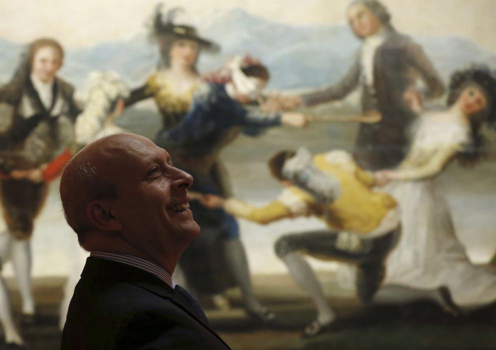 Foto: El ministro de Educación, Cultura y Deporte, José Ignacio Wert, delante del cartón para tapiz del 'Juego de la gallina ciega', de Goya. (EFE)