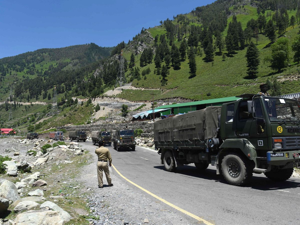 Foto: India ha respondido al movimiento de tropas chinas enviando a más soldados a la frontera del Himalaya (EFE EPA)