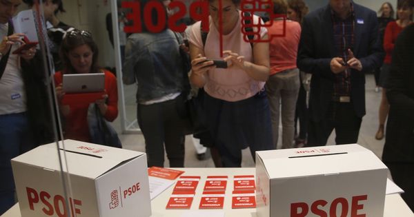 Foto: Las urnas y las tarjetas de apoderados e interventores que se usarán este domingo en las agrupaciones socialistas. (EFE)