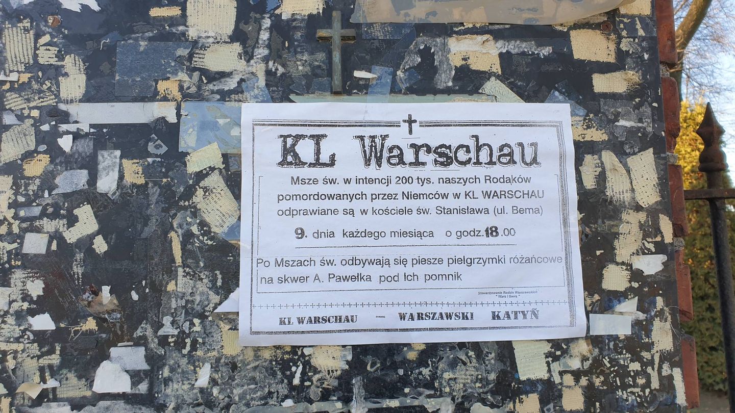 Un cartel en una iglesia cercana con una misa en recuerdo de las víctimas polacas del campo. (M.A.G.)