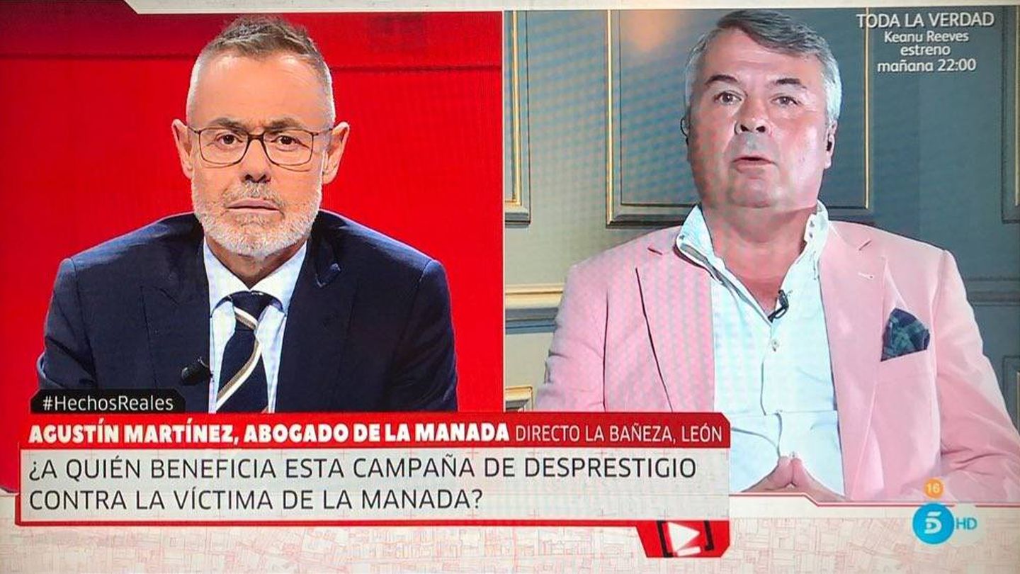 Jordi González y el abogado de La Manada, en 'Hechos reales'. (Telecinco)