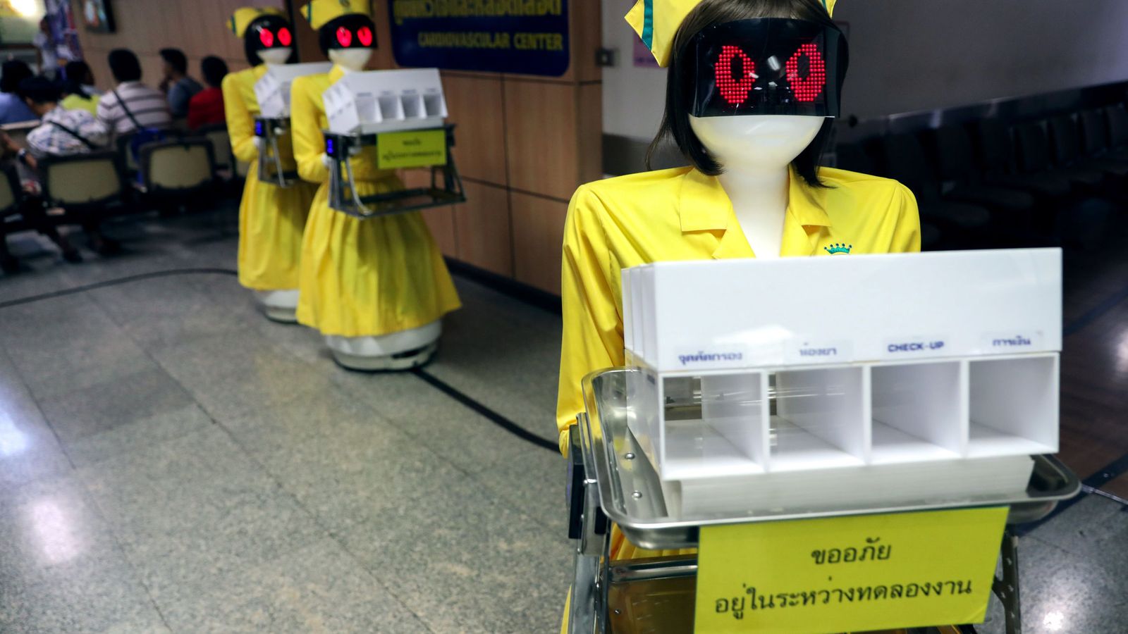 Foto: Robots, vestidos de enfermeras portan documentos en un hospital de Bangkok. (Reuters)
