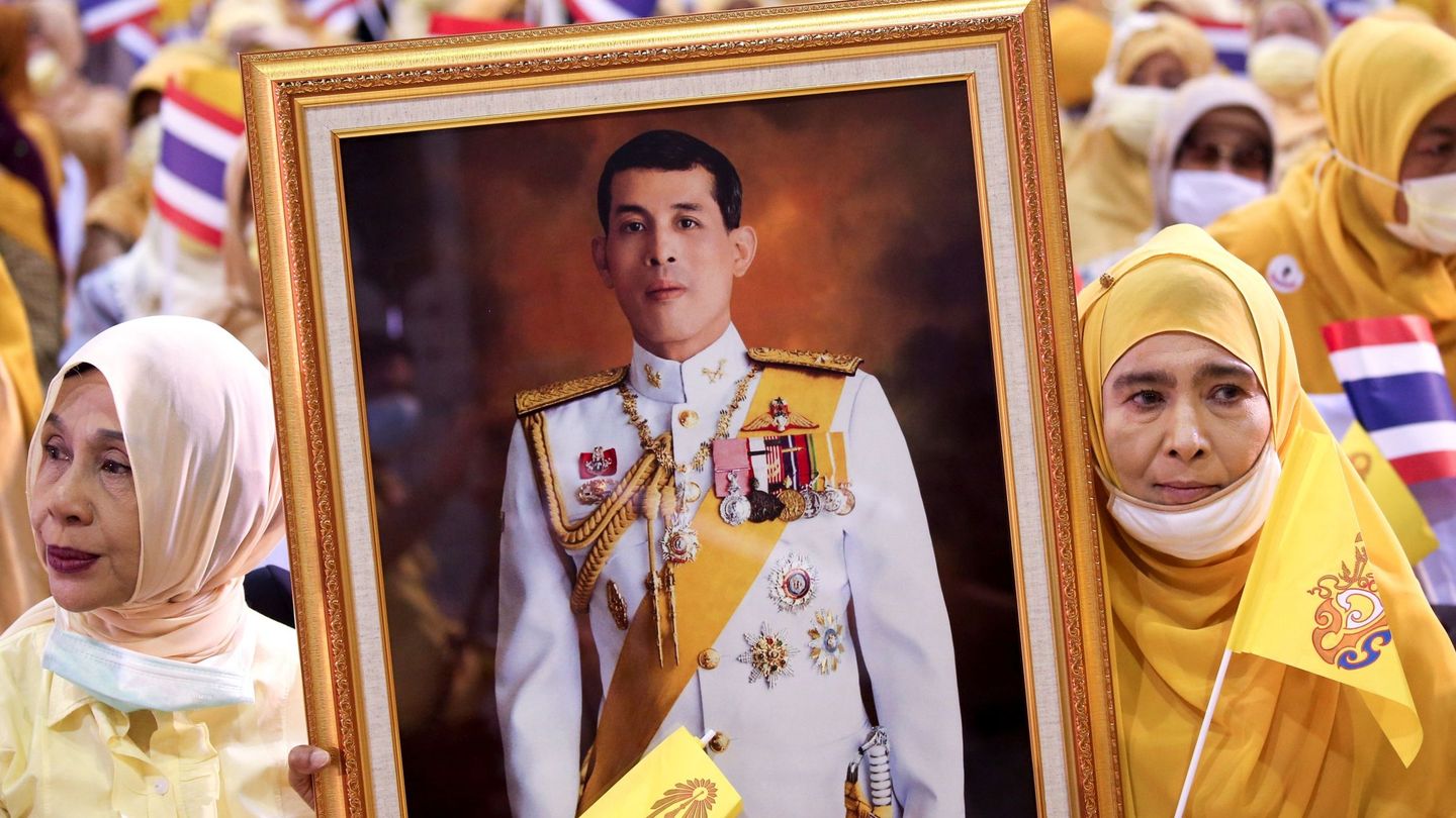 Musulmanes tailandeses promonárquicos sostienen un retrato del rey tailandés. (EFE)