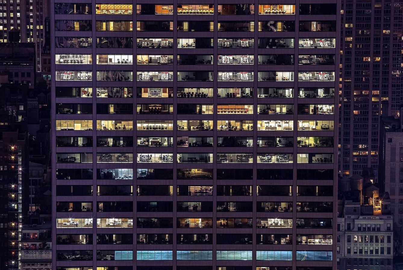 Vista exterior de un edificio de oficinas. (Pixabay)