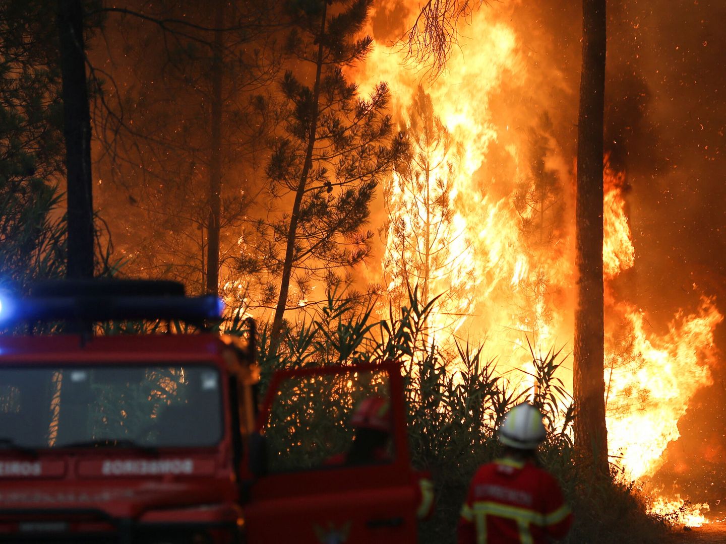 Fuego en Ourem. (Reuters/Rodrigo Antunes)