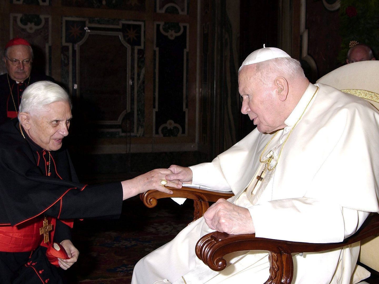 Joseph Ratzinger junto a su predecesor, Juan Pablo II. (EFE/Osservatore Romano/Handout)