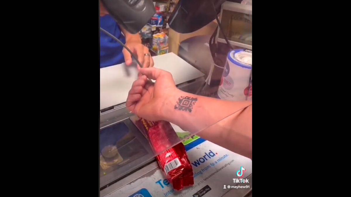 Remedio contra los despistes: tatuarse la tarjeta del 'súper'