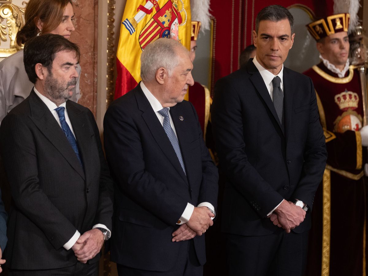 Foto: El presidente suplente del CGPJ, Vicente Guilarte; el presidente del TC, Cándido Conde-Pumpido, y el presidente del Gobierno, Pedro Sánchez. (EP/Eduardo Parra)