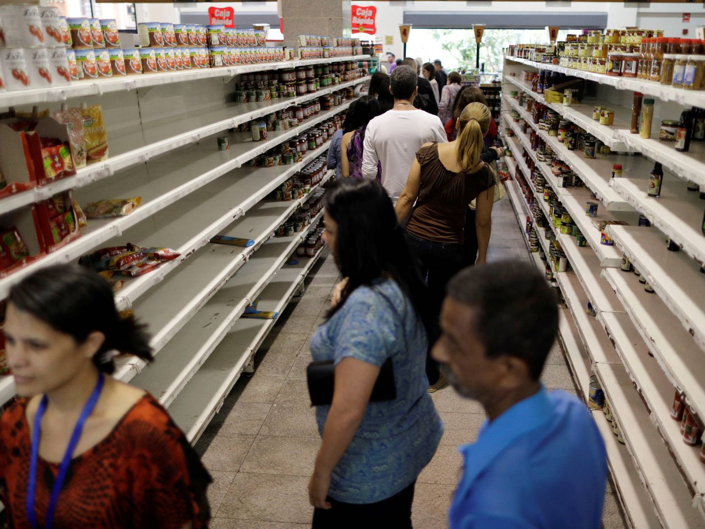 Venezolanos compran alimentos en un supermercado en Caracas, Venezuela. (Reuters) 