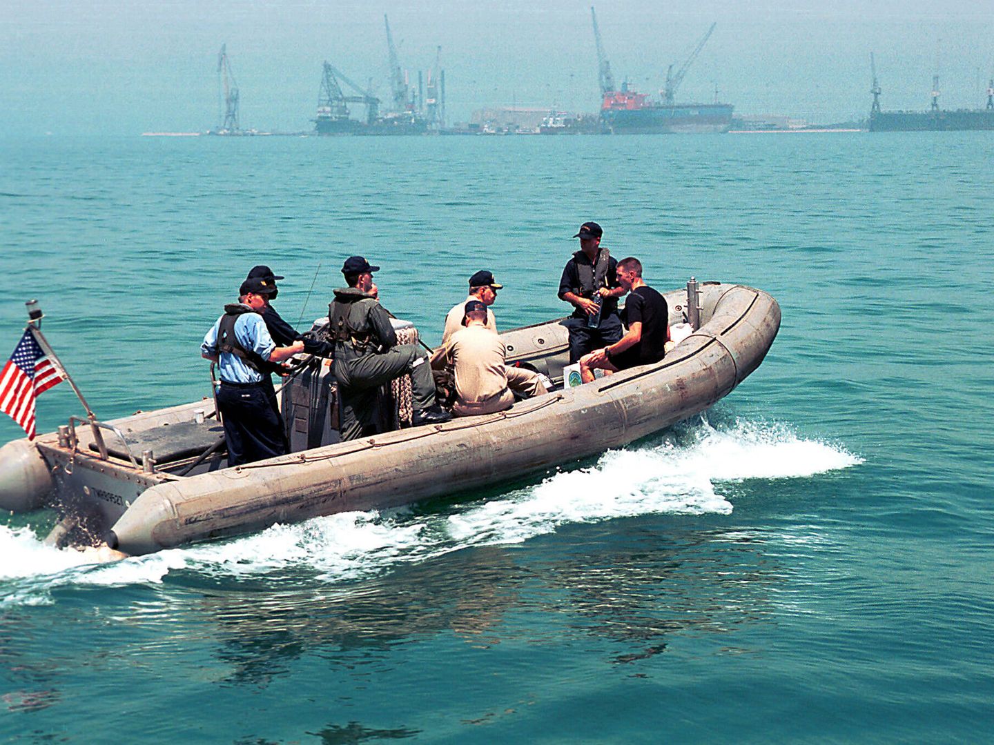 Un grupo de la Armada de los Estados Unidos ayudando en las operaciones de salvamento del vuelo 072 de Gulf Air