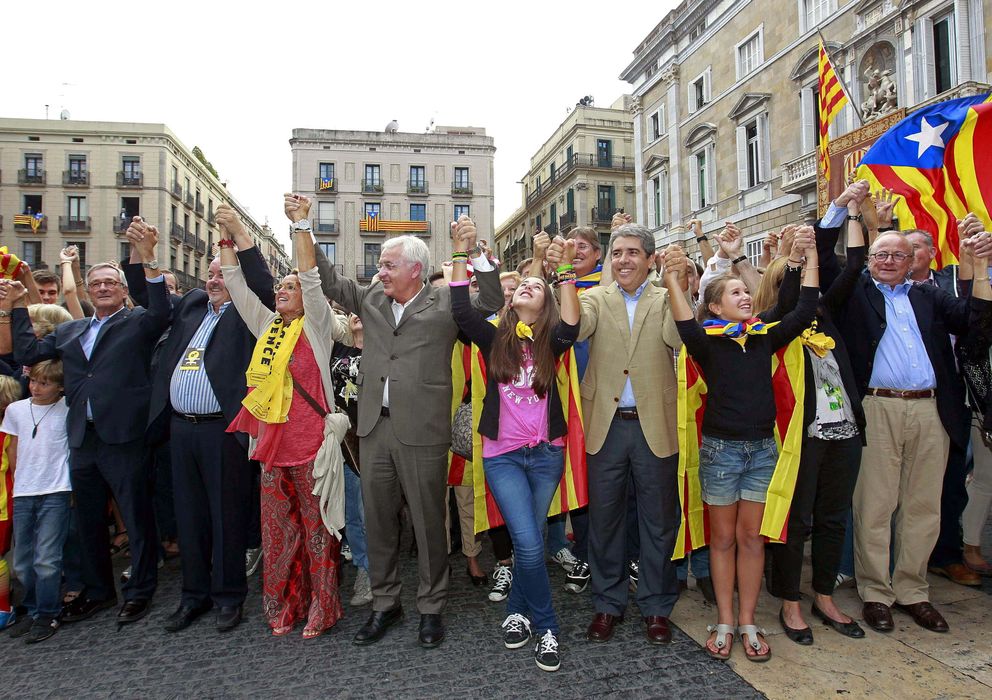 Foto: El conseller de Cultura Ferran Mascarell (6i) en la cadena independentista del pasado 11 de septiembre. (EFE)