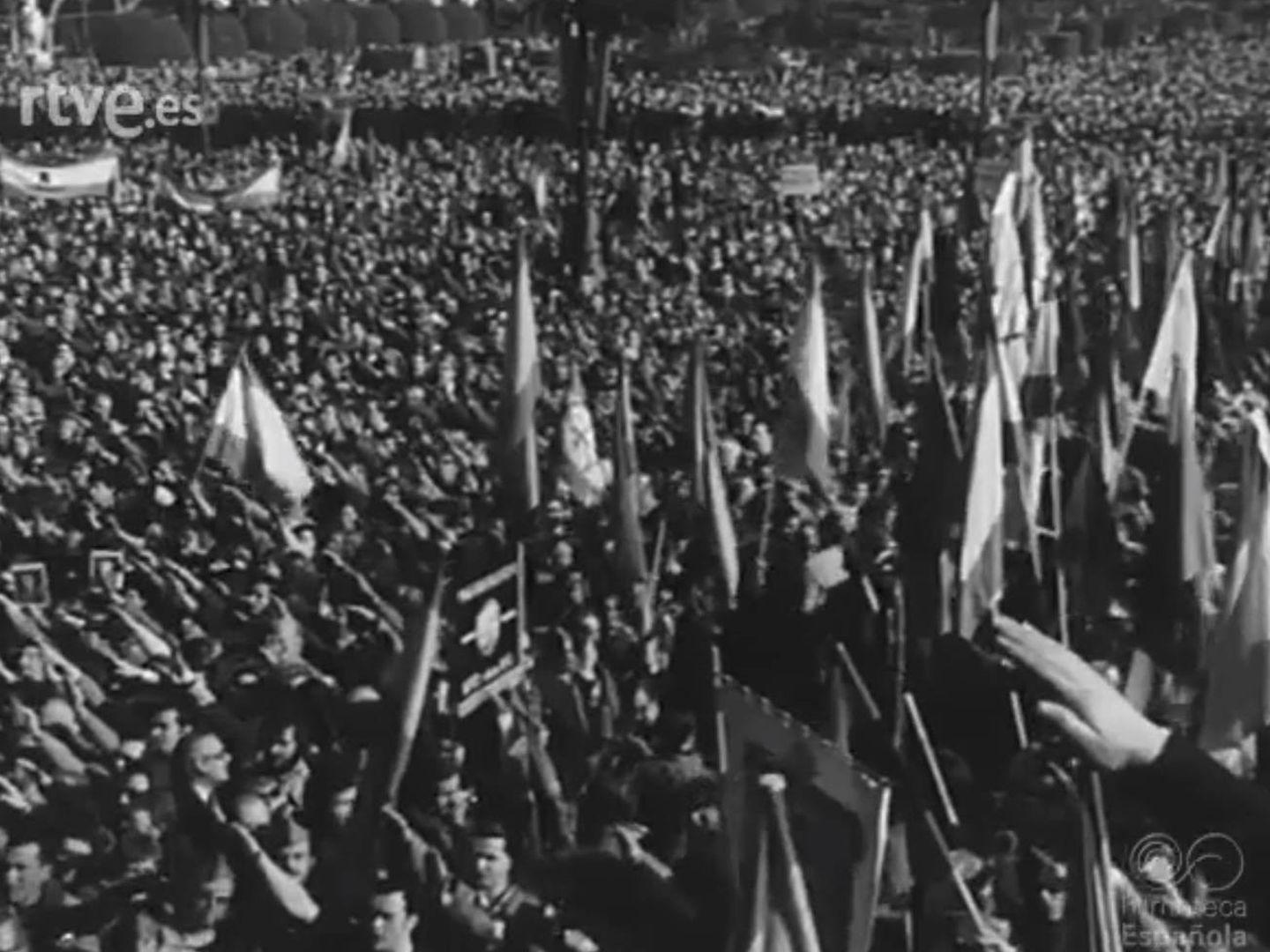 Manifestación en la plaza de Oriente de 1977. (RTVE)