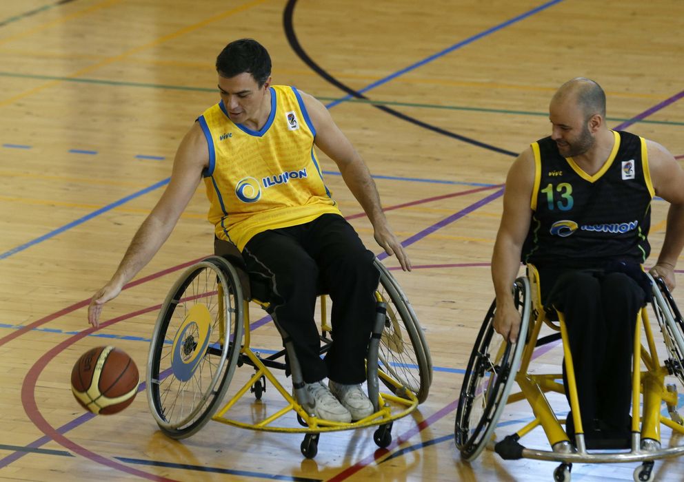 Foto: Pedro Sánchez, en un partido de baloncesto con el Comité de Representantes de Personas con Discapacidad (EFE)