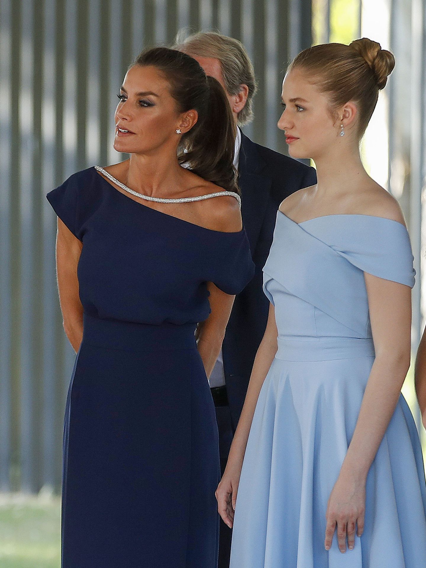 La reina Letizia, junto a la princesa Leonor antes de la ceremonia de entrega de los Premios Princesa de Girona. (EFE/Toni Albir)