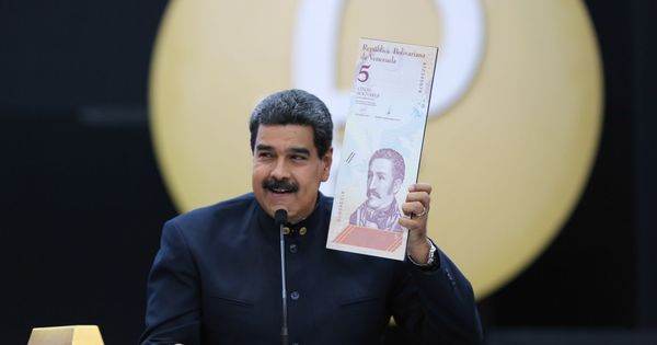 Foto: Nicolás Maduro quien muestra una imagen de un billete en una rueda de prensa, el 22 de marzo de 2018, en Caracas. (EFE)