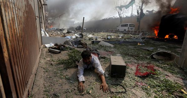 Foto: Un hombre herido yace en el suelo tras la explosión en Kabul, capital de Afganistán, el 31 de mayo de 2017. (Reuters) 