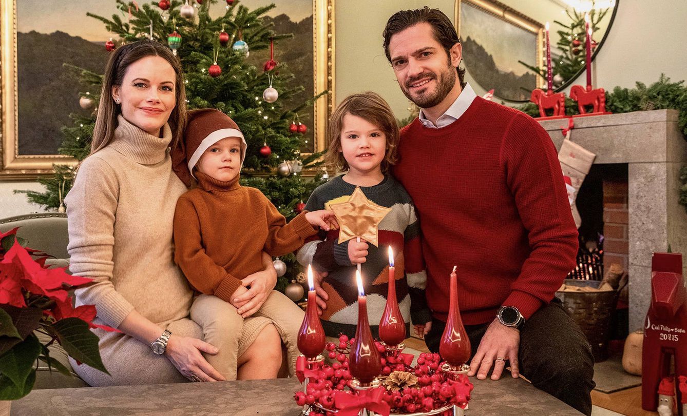 Carlos Felipe y Sofía, con sus hijos encendiendo la tercera vela de Adviento. (Casa Real de Suecia)